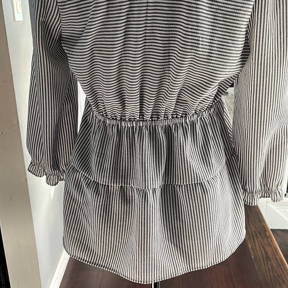 beautiful gray top. never worn. - Picture 4 of 4